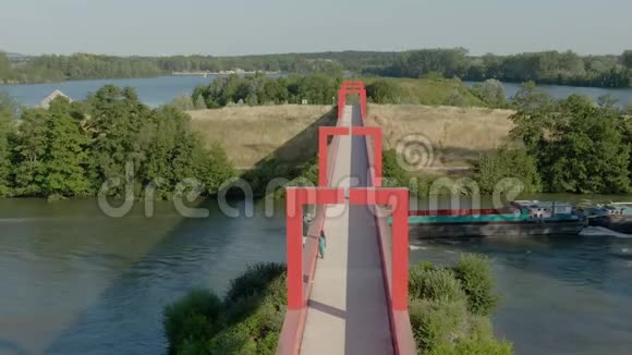 带有红色拱门的概念桥的空中镜头视频的预览图