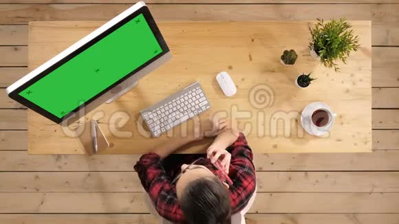 可爱的女人在电脑上打电话绿色屏幕模拟显示视频的预览图