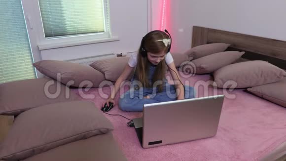 女孩坐在床上用笔记本电脑视频的预览图