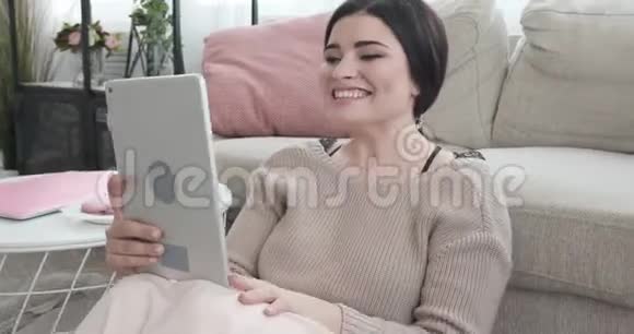 使用数码平板电脑聊天的女性视频视频的预览图