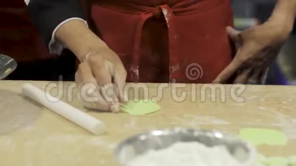 一位亚洲厨师通过在桌子上形成力量来制作面包靠近在餐厅工作的手视频的预览图
