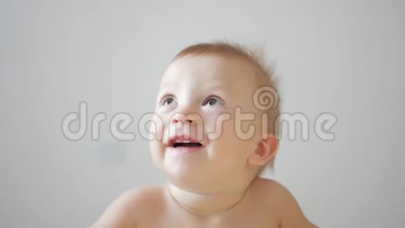 可爱的小快乐笑了1岁的小男孩正看着相机和微笑视频的预览图