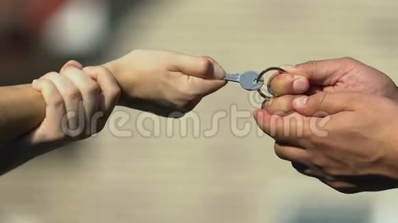 男人和女人拿着钥匙拉着不同的方向财产分离视频的预览图