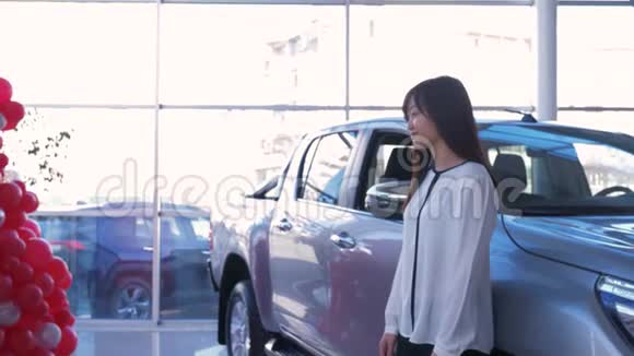 汽车生意年轻的幸福家庭和女儿买汽车亚洲女售货员给汽车销售钥匙视频的预览图