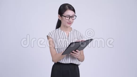 快乐美丽的亚洲女商人教师读书视频的预览图