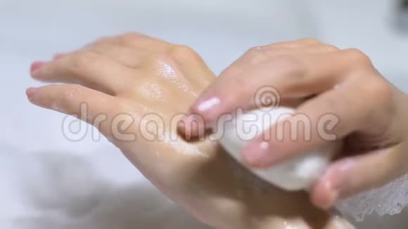 女士在浴缸里用保湿肥皂洗手有效清洁视频的预览图
