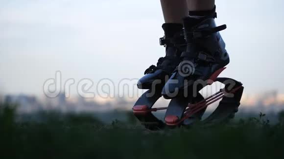 穿着安哥跳鞋女人的腿特写4K慢慢视频的预览图