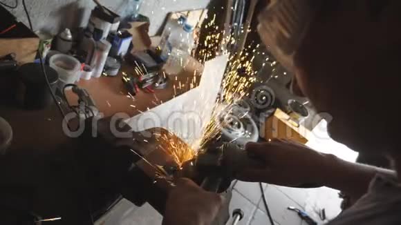 男焊机切割钢材采用电动砂轮和车库防护眼镜专业修理工或视频的预览图