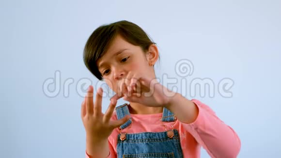 可爱的高加索女孩在学校的教室里数着手指和白板视频的预览图