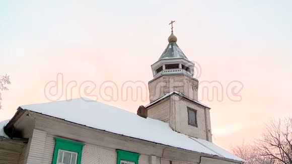俄罗斯村庄冬天的老信徒教堂视频的预览图