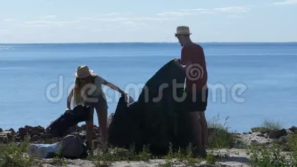 夫妻在海边搭起帐篷的时间跨度视频的预览图