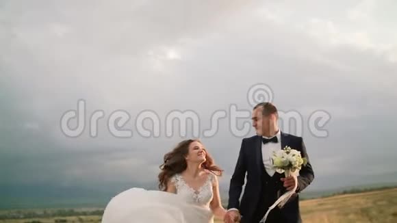 结婚那天一对夫妇在欢呼慢动作视频的预览图