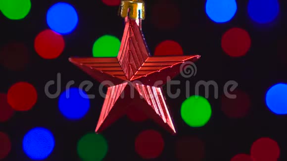 圣诞装饰红色的星星挂在闪闪发光的背景上视频的预览图