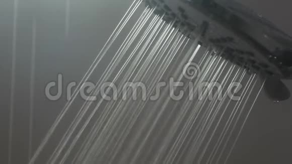浴室淋浴间流出的近距离水视频的预览图