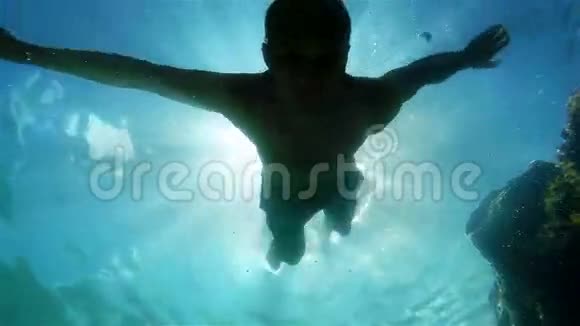 一个游泳运动员在阳光下的水下射击慢动作录像视频的预览图