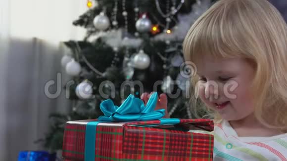 小女孩打开新年礼物视频的预览图