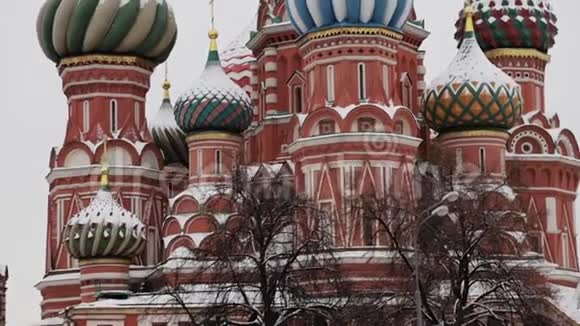 莫斯科俄罗斯2018年12月在雪中关闭圣巴西尔大教堂视频的预览图