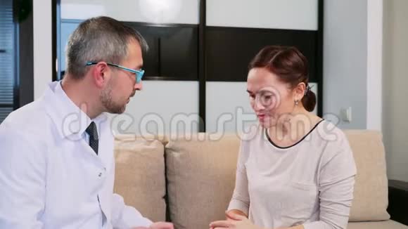 男医生把助听器放在女人耳朵里一个哭着试助听器的女人她很难过视频的预览图