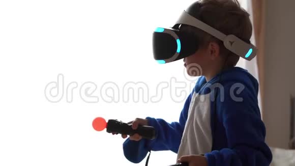 青春的现代生活日常生活中最新的电子技术小男孩在家玩虚拟现实视频的预览图