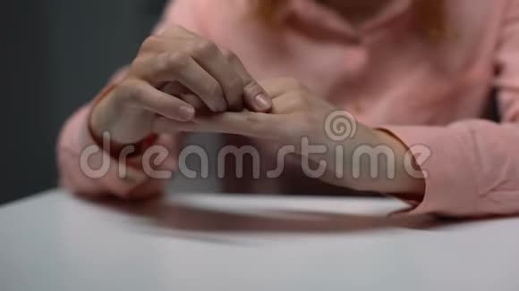 心烦意乱的女士从手指上拔出结婚戒指破裂的关系不幸的婚姻视频的预览图