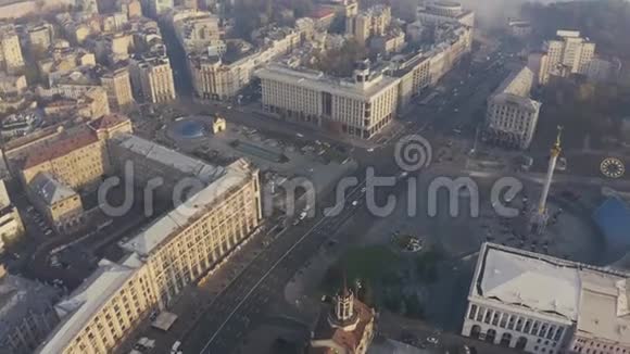 在雾和烟雾中飞越迈丹内扎莱日诺斯蒂广场乌克兰基辅独立纪念碑问题视频的预览图