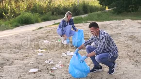 一群青年志愿者在海滩上捡垃圾视频的预览图