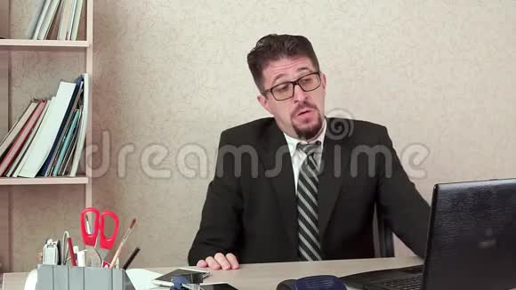 快乐的办公室经理胡子和眼镜的人开心露出大拇指视频的预览图