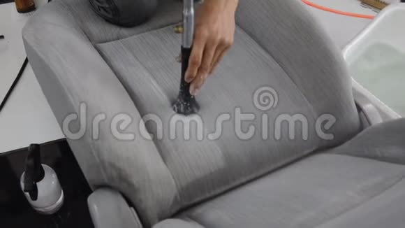 使用杀菌清洁剂清洗汽车座椅视频的预览图