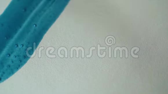 用画笔在白纸上画用蓝色水彩特写纹理和背景视频的预览图