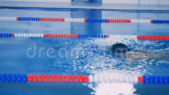 一个女人独自在游泳池里游泳视频的预览图
