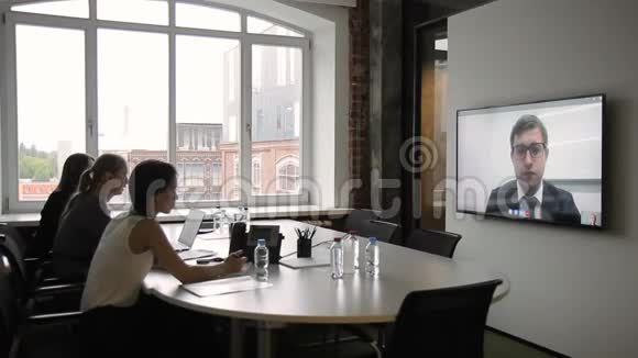 员工通过视频会议等离子举行会议视频的预览图