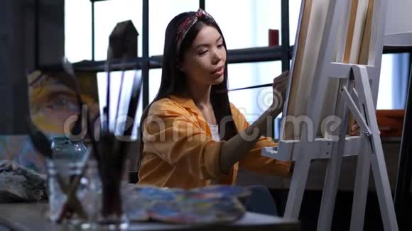 女艺术家在艺术工作室作画视频的预览图