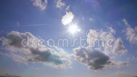 蓝天有田园诗般的云彩和明亮的太阳视频的预览图