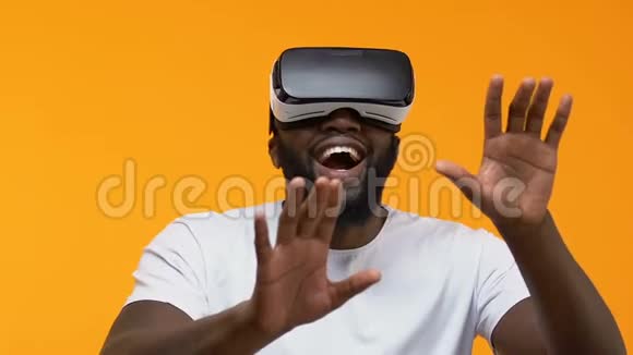 非洲男性穿着虚拟现实耳机3d模拟娱乐视频的预览图