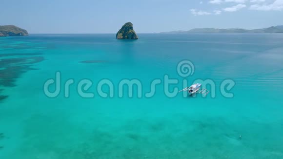 鸟瞰岛跳跃旅游船在浅水区游泳在绿松石蓝色卡德劳泻湖ElNido视频的预览图