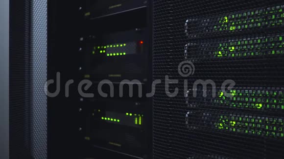 数据中心带机架的网络服务器机房闪烁的LED灯黑暗的服务器室视频的预览图