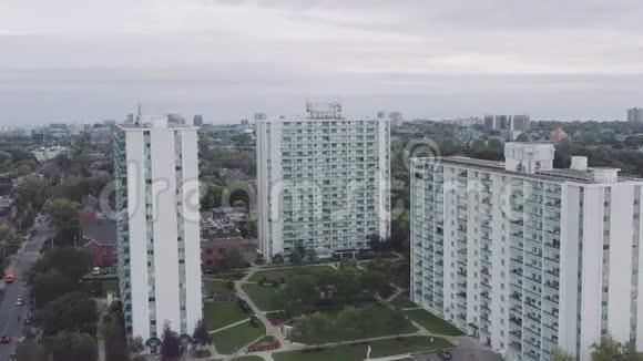 在一个大城市里建立一座普通公寓楼的空中射击视频的预览图