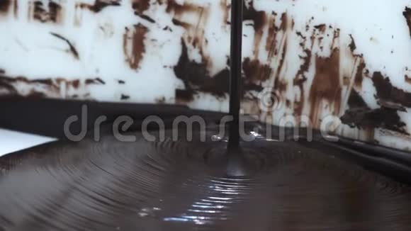 巧克力倒入融化的液体优质黑巧克力关闭熔融液体热巧克力漩涡糖果视频的预览图