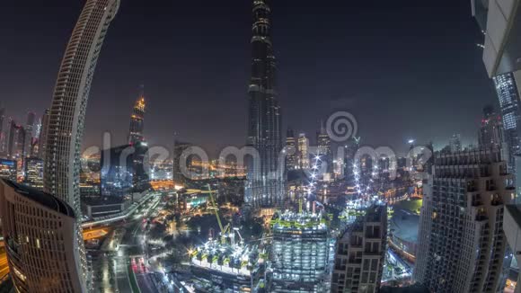 日出前迪拜市区的全景天际线景观商场喷泉和摩天大楼日夜高空视频的预览图