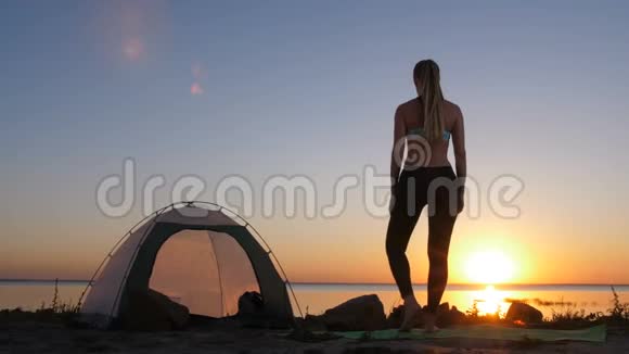 女性在露营时做树上瑜伽姿势视频的预览图
