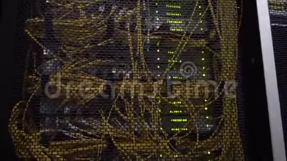 黄色光电电缆关闭服务器机架闪烁引导绿色视频的预览图