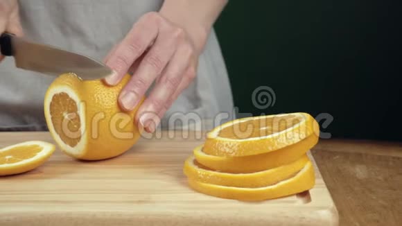 女性的手在切割板上切割一个橙色关闭滑块运动视频的预览图