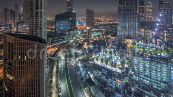 日出前迪拜市区的全景天际线景观商场喷泉和摩天大楼日夜高空视频的预览图