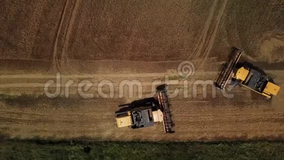 联合收割机的俯视图农业机械收割谷物的机器视频的预览图
