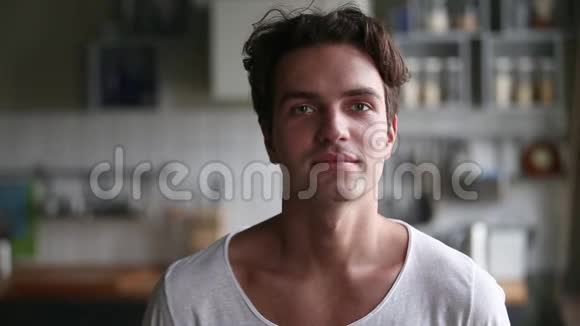 千禧年积极男子在家摆姿势厨房视频肖像视频的预览图