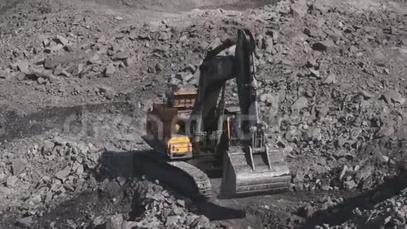 挖掘机搬到新地方挖煤视频的预览图