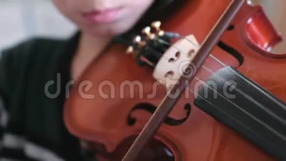男孩手里小提琴男孩正在学习拉小提琴视频的预览图
