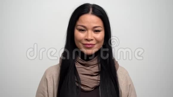 美丽的亚洲女人把头发留在耳朵后面视频的预览图