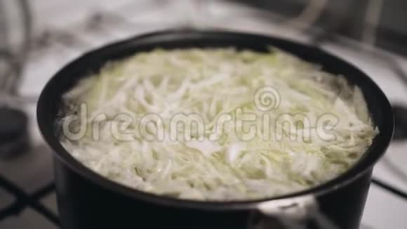 卷心菜是用平底锅煮的快关门准备汤视频的预览图