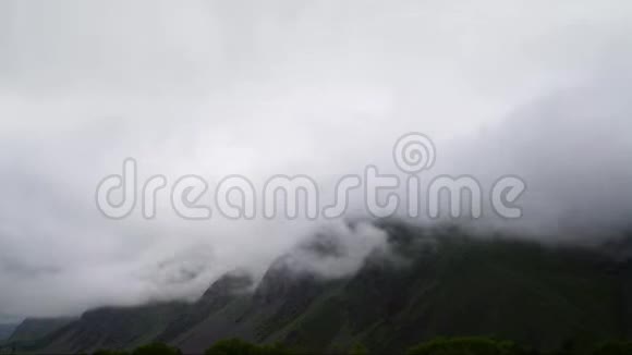 雨云在山上形成的时间推移格鲁吉亚卡兹贝吉视频的预览图